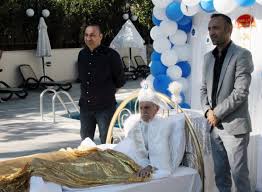 Ünlü sanatçı aydemir akbaş, zeki alasya'nın cenaze töreninde fotoğraf çektirmek isteyenlere isyan etti, bir daha bir sanatçı arkadaşımın cenazesine. 85 Yasindaki Aydemir Akbas Sunnet Oldu Habersiz Habersiz