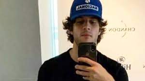 Ayrton senna da silva était surtout un pilote extraordinairement rapide, capable plus que quiconque de tout donner en qualification. Chay Suede Aparece Com Visual De Senna Cabelos Compridos E Bone Do Banco Nacional Verso Diario Do Nordeste
