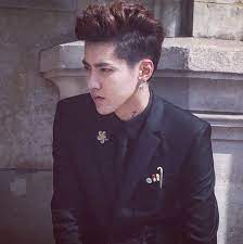 17 세에 공식적으로 어머니의 성을 따라 wu yi fan(우이판)로 개명하였다.2 sina interview vol.26에서 밝혀진. Ypulwslch6y8xm
