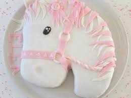 Créez une superbe décoration d'anniversaire cheval pour votre fillle fan des chevaux ! Gateau 3d Tete De Cheval Recette Par Mamou Co