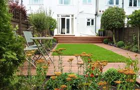Design For Small Contemporary Garden With Hardwood Decking In Raynes Park South West London With Structural Planting Of Standa Urban Garden Design Garte
