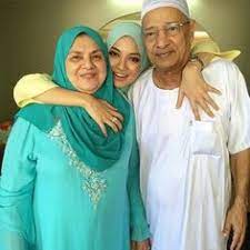 Pasangan itu dinikahkan oleh adik kandung, neelofa iaitu mohd aqief mohd noor dan selamat diijabkabulkan dengan sekali lafaz. 110 Neelofa Ideas Hijab Fashion Muslimah Fashion Fashion