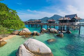 Ia terletak di sebuah pulau banyak tempat menarik di perak yang boleh dijadikan lokasi percutian. 13 Hotel Terapung Di Malaysia Yang Menarik Untuk Bermalam Di Atas Air
