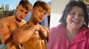 Manuel Dosio e la madre commentano Denis sotto le coperte con la pupa