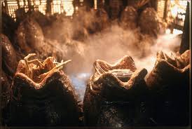 In the year 2122, the crew of the commercial freighter spaceship nostromo sidelines their trip back home to earth when they pick up a distress call from an uncharted moon. Alien Die Wiedergeburt Filmkritik Bewertung Filmtoast De