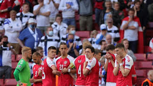 Dänemarks star eriksen geht plötzlich zu boden und bewegt sich nicht mehr. 68smisnrmdsxhm