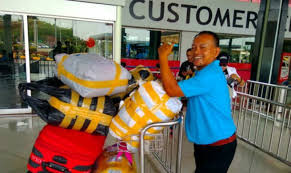 Saat ini umk di kota. Porter Bandara Dihapus Diganti Airport Helper Yang Digaji Bulanan Tabloidbintang Com