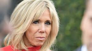 Brigitte macron est l'épouse du président de la république emmanuel macron. Brigitte Macron Apercue Le Bras En Echarpe Elle Aurait Fait Une Mauvaise Chute