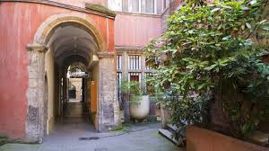 Du Latin Transambulare Qui Signifie Circuler A Travers Les Traboules Lyonnaises Designent Des Passages Couverts Et Amenages Permettant Aux Pietons De Circul