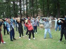 La pandilla de la playa, los amigos del pueblo o los vecinos del edificio pueden ser los mejores compañeros para estos juegos en grupo. Juegos Al Aire Libre Para Adultos Club Casa Rural