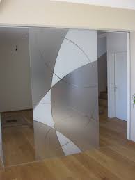 Eine glasschiebetür schafft ein offenes wohnambiente mit viel platz. Glasschiebeturen