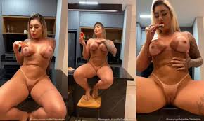 Gabi Tamiris Nua Se Tocando Em Frente à Câmera