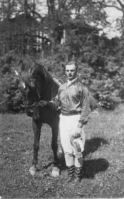 Stuart, Allan. Löjtnant. Jockey-klädd med häst. A 6, i Manskapsparken.