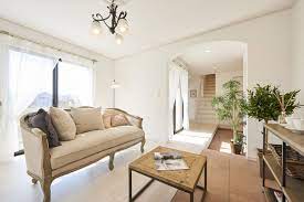 南欧風の土間リビングで ゆったりリゾート気分 リビングの一部を土間にすることで 植物のお手入れも気兼ねなくできて お掃除も簡単 注文住宅 千葉 新築一戸建て ローコスト住宅 ローコスト住宅 リビング 模様替え