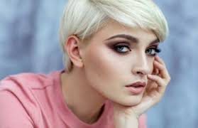 Idée coupe cheveux courts degrades ~ idees coiffure cheveux courts coupe femme carré court plongeant cheveux 20 coupes courtes répérées sur pinterest en 2015. Coupe Au Carre Idees Et Tendances Long Court Plongeant