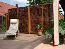 Der sichtschutz auf der terrasse ist sehr vielfältig und deshalb. Sichtschutz Terrasse Naturzaune Von Weidenprofi