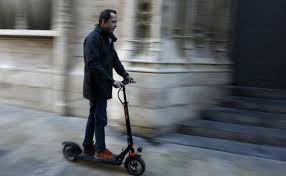Resultado de imagen de PATINETE ELECTRICO Y BICI EN LAS ACERAS DE BARCELONA