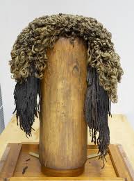 The wealthy egyptian men then wore highly elaborate wigs or hair extensions. Wig British Museum