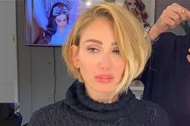بدأت مشوارها المهني كمذيعة في برنامج صبايا الذي عرض على احدى القنوات الفضائية، وتميّزت بجرأتها في مواضيعها، وكان لحضورها الاعلامي سبب في دخولها عالم التمثيل عام 2005، من خلال مسلسل المرسي والبحار. Ip1vbfsugrexdm