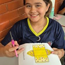 Aula com a professora Patrícia: construção de sólidos geométricos. Quem  disse que matemática não pode ser divertida? 🔺🔵📐 Turma 5º ano vespertino 