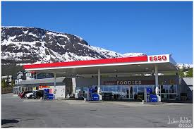 Trenger du spylervæske, bensin eller bare noe godt å spise? Norge Nl Bjerkvik Esso Bensinstasjon Foodies