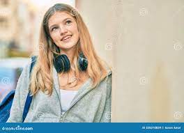 在城市里戴耳机微笑的白人美少女库存图片. 图片包括有知识, 快乐, 学院, 耳机, 表面, 女性- 228310839