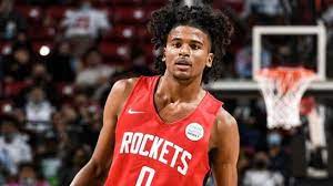 He earns an estimated annual salary of $500 thousand dollars for his season. Ymidzk Rbfoc9m