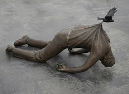La Escultura De Bronce De Un Inmigrante En Busca De Una Utopia Por Fredrik Radumm Cultura Inquieta