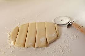 Cara menguleni cakwe beda dengan roti ya, tidak perlu kalis, asal rata saja. 5 Tips Membuat Cakwe Mengembang Ala Kaki Lima