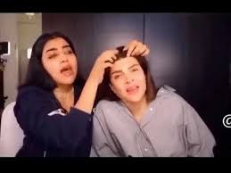 انفعلت الفنانة الكويتية غدير السبتي، في فيديو نشرته لجمهورها، ردًا على اتهامها بأنها السبب وراء وقالت غدير ما أدري مين اللي كاتب، أنا مو حقيرة أنا إنسانة عندي دم وضمير مو معدومة الضمير، إزاي أدري إن فيا كورونا وأروح اكمل تصوير، اللي كاتب كنت معايا في التصوير. ØºØ¯ÙŠØ± Ø§Ù„Ø³Ø¨ØªÙŠ Ùˆ Ø¨Ø«ÙŠÙ†Ø© Ø§Ù„Ø±Ø¦ÙŠØ³ÙŠ Ø§Ù„Ø´Ø¹Ø± Youtube