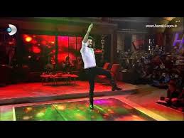 Burak Ozcivit Beyaz Show Da Zeybek Oynadi Hombres Turcos Novelas Baile