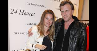 Et si aucun conflit personnel n'a opposé les deux fils de, c'est finalement un malentendu immobilier qui a agité leurs quotidiens la même année. Anne Floderer Et Claude Francois Junior Chez Gerard Darel Puretrend