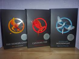 Hola sinceramente a mi me gustó este libro nada como los juegos del hambre, muchos critican la película pero a mi gusto estaba perfecta. Los Juegos Del Hambre Libro Resumen Frases Personajes Y Mas