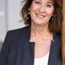 Auf geht's!!! Die FDP-Landesvorsitzende @sonja.julia.jacobsen hat dem  Landesvorstand der Partei auf seiner gestrigen Sitzung die stellvertretende  Landesvorsitzende und Fraktionsvorsitzende in Altona, @katarina.blume für  Listenplatz 1 der Bürgerschaft ...