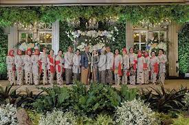 Dekorasi modern bertabur aneka bunga, selalu dipilih citra sejak prosesi lamaran hingga resepsi. Pernikahan Adat Sunda Dengan Tema Classic Garden Tempat Pernikahan Tema Pernikahan Pernikahan