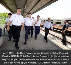 Namun jika kondisi tidak sedang memungkinkan, salah satu di antara mereka (kereta api dan pesawat) harus berhenti agar yang lain bisa lewat. Electrified Double Tracking Project Of Malaysian Railway Page 188 Skyscrapercity