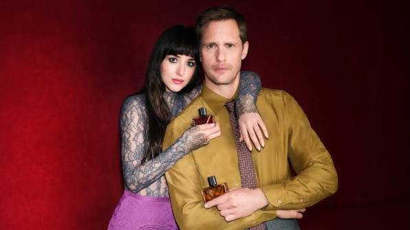 Dakota Johnson y Alexander Skarsgård para la campaña de las fragancias  Vendetta de Valentino Beauty. - Dakota Johnson and Alexander Skarsgård for  Valentino Beauty's Vendetta fragrance campaign.