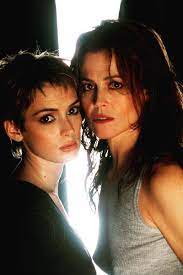 It is plagued by bad casting, bad acting, and corny & cheesy d movie dialogue. Planetacine Winona Ryder Y Sigourney Weaver En Alien Facebook