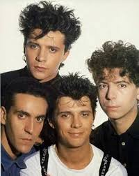 Lui, le fondateur du groupe un frère jumeau prénommé stéphane, membre également du groupe et décédé en 1999 d'une hépatite c. Indochine 1981 1999 Chanteur Des Annees 80 Indochine Musique Indochine Concert