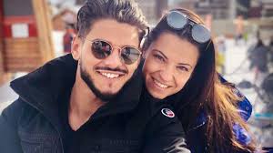 Sur place, le jeune comédien a pris la pose aux côtés d'une proche de loana. Rayane Bensetti Plusieurs Mois Apres La Polemique On Sait Enfin Ou En Est Sa Relation Avec Denista Ikonomova Nextplz