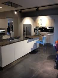 moderne praktische eilandkeuken inbouw amerikaanse koelkast plafond afzuigkap ga voor meer keukeninspiratie na keuken keuken ontwerpen keuken inspiratie