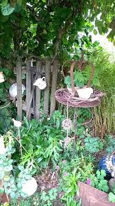 Ein Garten Wie Aus Der Gartenzeitschrift Naturlich Deko Modern Design In 2020 Diy Garden Projects Diy Garden Decor Garden Projects