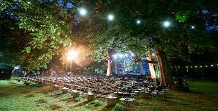 Das theater im park wird durch große sitzplatzabstände, tische innerhalb der reihen nach jeder sitzgruppe und zahlreiche weitere vorkehrungen nicht nur einer der lustigsten und schönsten, sondern auch einer der sichersten spielorte in österreich sein. Theaterimpark Wien