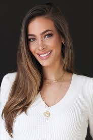 Courtney Fallon's Instagram, Twitter & Facebook