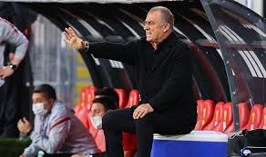 Türk futbolu'nun i̇mparator lakaplı eski futbolcu teknik direktör fatih terim futbolculuk hayatında defans mevkiinde görev yapmıştır. Fatih Terim Yumruklarimi Sikiyor Yutkunuyorum