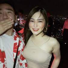 Dưới ánh đèn sân khấu, đôi mắt to đẹp của chị dường như sáng hơn. TrÆ°á»›c Khi Sang Má»¹ Du Há»c HÆ°Æ¡ng Tram Khiáº¿n Dan Tinh Dáº­y Song Vi Ä'iá»ƒm Khac Láº¡ Tren GÆ°Æ¡ng Máº·t