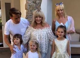 «я иду по замку, смотрю — рыдает жена. Alla Pugacheva I Maksim Galkin Zmenili Imidzh K Prazdniku Novini Ukrayinci
