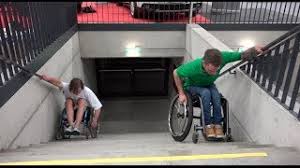 Der rollstuhl wird einfach über die treppenraupe gezogen, die person angegurtet, der rollstuhl verriegelt, die kippen und der kippstand eingeklappt, dann kann die treppe befahren werden. Mit Einem Rollstuhl Treppen Steigen Gesundheit Und Medizin Psychologie Menschen