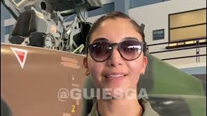 La Tte Brenda Camacho sobrevuela en aviones supersónicos F5