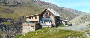 Es wurde neben der 1896 gebauten unbewirtschafteten fidelitashütte errichtet. Alpenverein Karlsruhe Langtalereckhutte